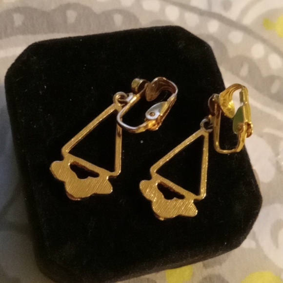 ❤️🤩VINTAGE!/GOLDENTONE CLIP EARRINGS 💕💋 - Picture 6 of 7
